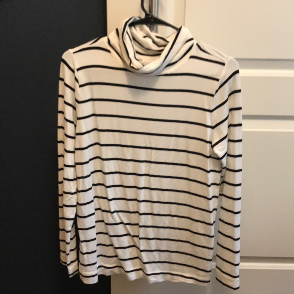 A New Day turtleneck flowy top. Black and white